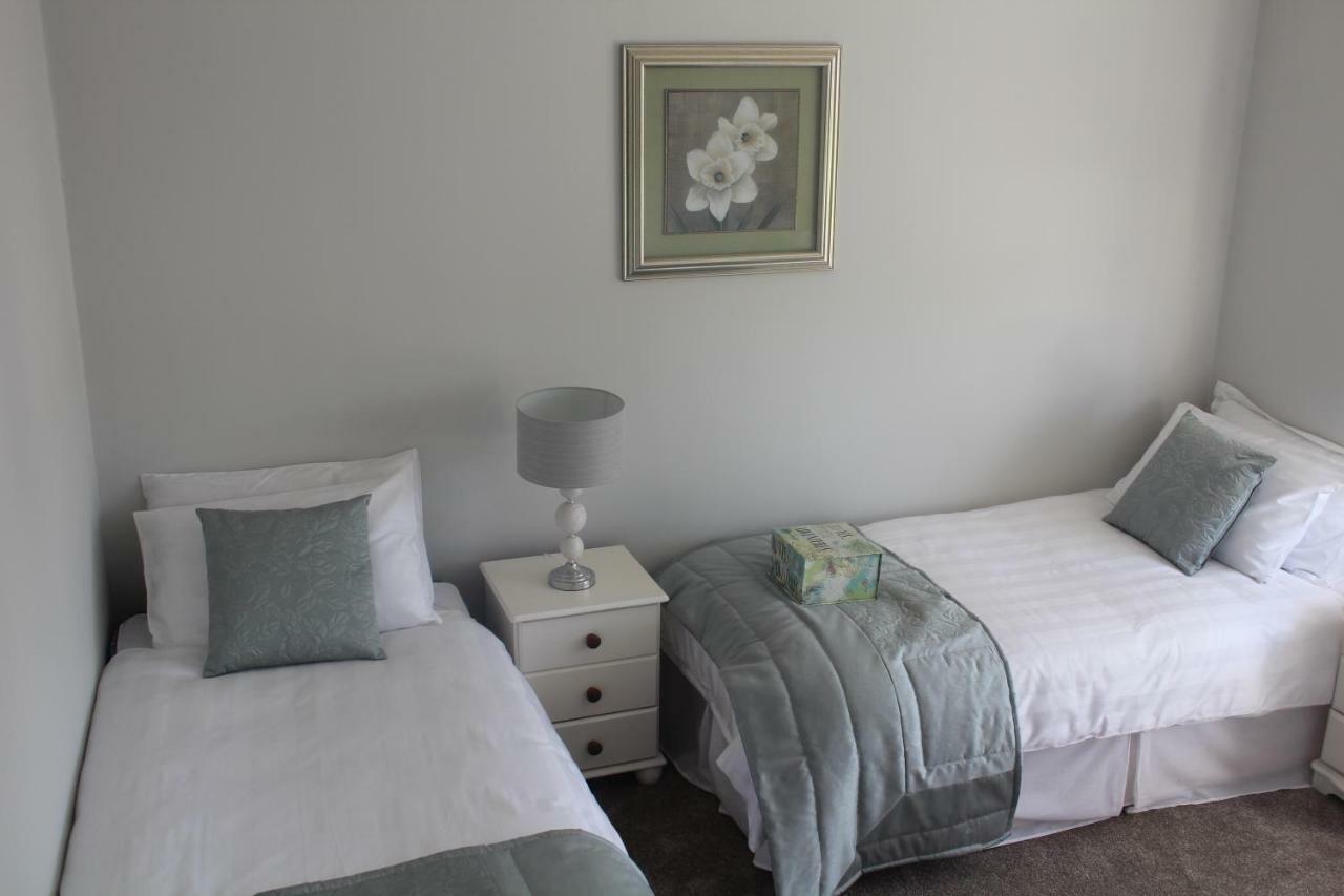 5 Mins Walk To Carrick - Sleeps 12 - Off Road Parking - Modern House Villa Bagian luar foto